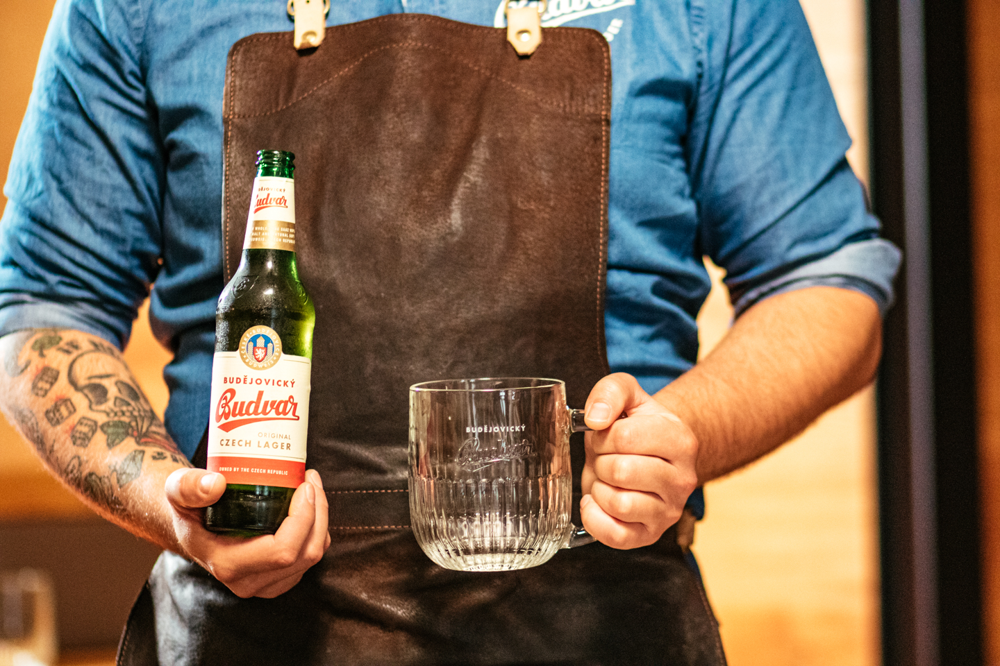 https://gcpprod-media.bigcrafters.com/wp-content/uploads/2022/09/14193814/BJ_GLASS_ICONIC_BOTTLE_500_POUR_APRON_BEERTENDER_LR_2.jpg