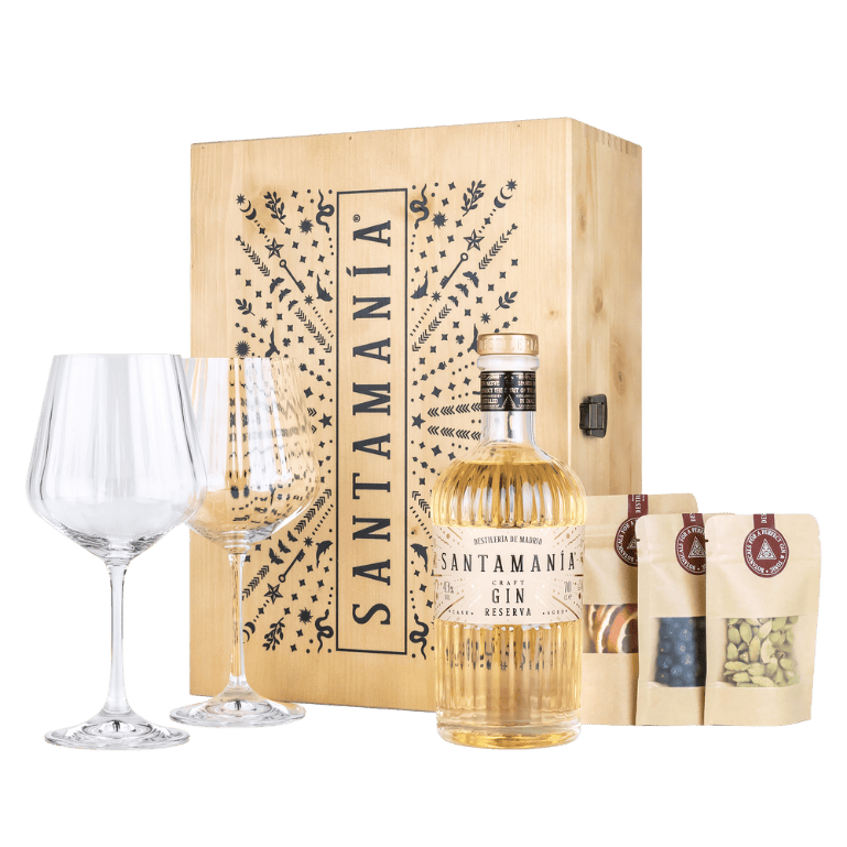 Botella de Santamanía Reserva Gin, ginebra artesanal madrileña envejecida en barrica